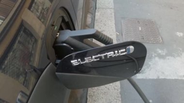 Avrupa, İtalya, Milan 2023 - Şarj istasyonu modern elektrikli hibrit otomobil - AB, 2035 yılından beri kirletici benzin ve dizel motorlu otomobillerin satışını yasakladı - sürdürülebilir yeşil ekonomi