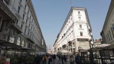 Avrupa, İtalya, Milan 2023 - turistler ve şehir merkezindeki kalabalık - Cordusio ve Via Dante yaya yolu turu - bisikletle gezintiye çıkar