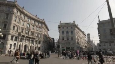 Avrupa, İtalya, Milan 2023 - turistler ve şehir merkezindeki kalabalık - Cordusio ve Via Dante yaya yolu turu - bisikletle gezintiye çıkar