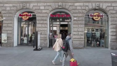 Avrupa, İtalya, Milan 2023 - turistler ve şehir merkezindeki kalabalık - Cordusio ve Via Dante yaya yolu turu - bisikletle gezintiye çıkar