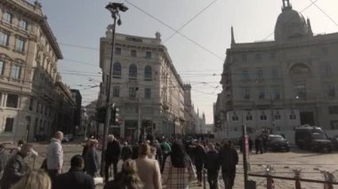 Avrupa, İtalya, Milan 2023 - turistler ve şehir merkezindeki kalabalık - Cordusio ve Via Dante yaya yolu turu - bisikletle gezintiye çıkar