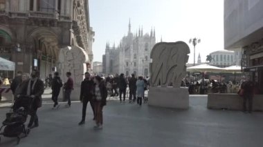 Avrupa, İtalya, Milan 2023 - turistler ve şehir merkezindeki kalabalık - Duomo Katedrali ve Vittorio Emanuele Galerisi 'ni hayranlıkla seyrederek bisiklet turuna çıkar.