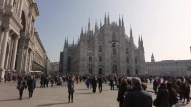 Avrupa, İtalya, Milano 2023 - turistler ve kalabalık şehir merkezini ziyaret ediyor - bisiklet turizmiyle bir gezi turnesi - Duomo Meydanı katedrali