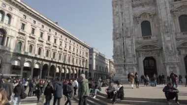 Avrupa, İtalya, Milano 2023 - turistler ve kalabalık şehir merkezini ziyaret ediyor - bisiklet ile şehri geziyorlar - Duomo Katedrali