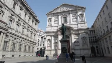 Avrupa, İtalya, Milan 2023 - turistler ve kalabalık şehir merkezini ziyaret ediyor - bisikletle gezip geziyorlar - Piazza San Fedele 'deki Alessandro Manzoni heykeli
