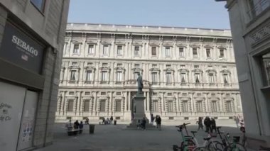 Avrupa, İtalya, Milan 2023 - turistler ve kalabalık şehir merkezini ziyaret ediyor - bisikletle gezip geziyorlar - Piazza San Fedele 'deki Alessandro Manzoni heykeli