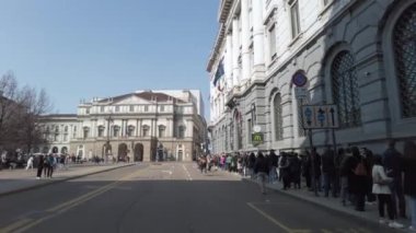 Avrupa, İtalya, Milano 2023 - turistler ve kalabalık şehir merkezini ziyaret ediyor - Bisikletle gezintiye çıkıyorlar - Piazza della Scala operası   