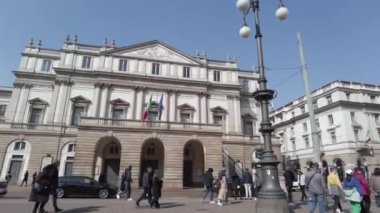 Avrupa, İtalya, Milano 2023 - turistler ve kalabalık şehir merkezini ziyaret ediyor - Bisikletle gezintiye çıkıyorlar - Piazza della Scala operası 