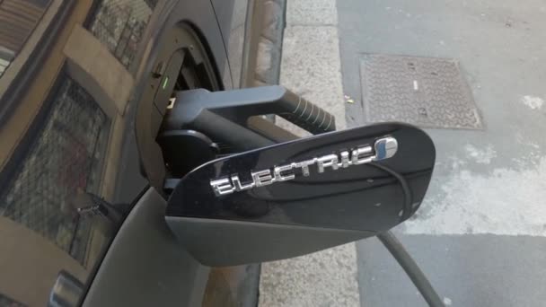 Ευρώπη Ιταλία Μιλάνο 2023 Σταθμός Φόρτισης Σύγχρονο Ηλεκτρικό Υβριδικό Αυτοκίνητο — Αρχείο Βίντεο