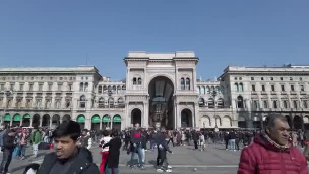 이탈리아 밀라노 2023 관광객 시내를 방문함 보행자 도로의 매력에 감탄하며 — 비디오