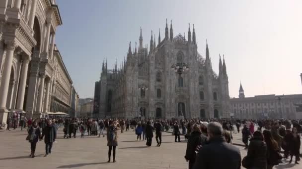 Europa Italia Milán 2023 Turistas Multitudes Visitan Centro Ciudad Hacer — Vídeos de Stock