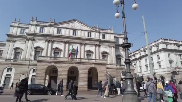 Európa Olaszország Milánó 2023 Turisták Tömegek Látogatása Belvárosban Városnézés Kerékpárral — Stock videók