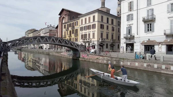 Europa Włochy Mediolan 2023 Turyści Tłumy Ludzi Odwiedzają Centrum Miasta — Zdjęcie stockowe