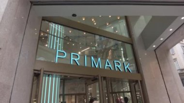 Avrupa, İtalya, Milan 2023 - Şehrin merkezindeki Primark mağazasının yeni açılışı, Via Torino