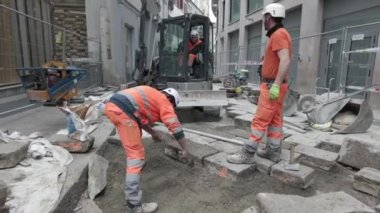 Avrupa, İtalya, Milano 2023 - Şehir merkezinin sokaklarını güzelleştirmek için taş levhalarla kaldırım döşenmiş yol yeniden inşa çalışmaları ve kaldırımları olan bir inşaat sahası - dayanıklılık planı için devlet kamu hizmetleri 