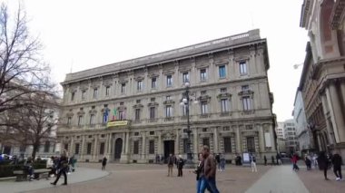 Avrupa, İtalya, Milano 2023 - turistler ve kalabalık şehir merkezini ziyaret ediyor - bisiklet turizmiyle bir gezi turnesi - Palazzo Marino 'nun Milano merkez belediyesi, Regeni