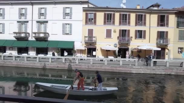 意大利 米兰2023年 游客和人群参观市中心 骑自行车观光游览 纳格利区 乘船游览运河 — 图库视频影像