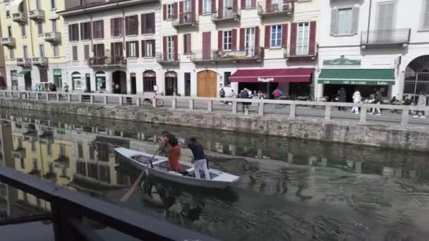 이탈리아 2023 관광객들 군중들 시내를 방문함 자전거 여행자들의 운하에서 비글리 — 비디오