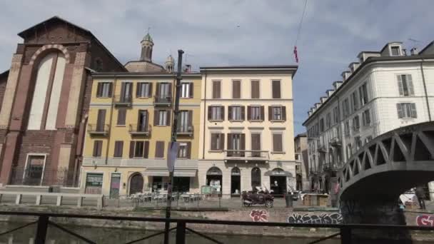 意大利 米兰2023年 游客和人群来到市中心 骑自行车观光游览 有运河和餐馆的纳格利区 — 图库视频影像