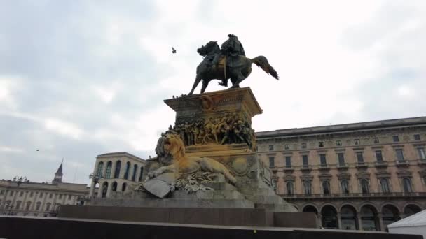 ヨーロッパ イタリア ミラノ2023 ドゥオーモ大聖堂とヴィットリオ エマヌエーレ像馬は 環境保護主義者によって着色された塗料で破壊され ダウンしている — ストック動画