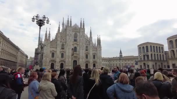 ヨーロッパ イタリア ミラノ2023 観光客や人々の群衆がダウンタウンを訪問します 自転車観光名所による観光ツアーを取る ドゥオーモ広場大聖堂 — ストック動画