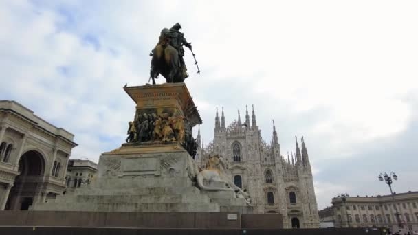 ヨーロッパ イタリア ミラノ2023 ドゥオーモ大聖堂とヴィットリオ エマヌエーレ像馬は 環境保護主義者によって着色された塗料で破壊され ダウンしている — ストック動画