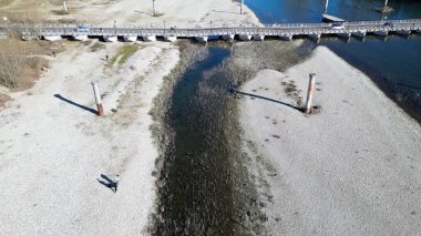 Avrupa, İtalya, Pavia - su acil durumu ve kuraklık - Po Ticino nehri asgari su seviyesinin altında - iklim değişikliği ve küresel ısınma - insansız hava aracı görüşü Ponte Chiatte Bereguardo