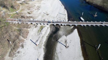 Avrupa, İtalya, Pavia - su acil durumu ve kuraklık - Po Ticino nehri asgari su seviyesinin altında - iklim değişikliği ve küresel ısınma - insansız hava aracı görüşü Ponte Chiatte Bereguardo