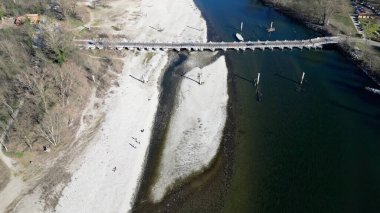 Avrupa, İtalya, Pavia - su acil durumu ve kuraklık - Po Ticino nehri asgari su seviyesinin altında - iklim değişikliği ve küresel ısınma - insansız hava aracı görüşü Ponte Chiatte Bereguardo