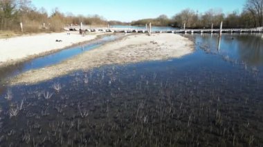 Avrupa, İtalya, Pavia - su acil durumu ve kuraklık - Po Ticino nehri asgari su seviyesinin altında - iklim değişikliği ve küresel ısınma - insansız hava aracı görüşü Ponte Chiatte Bereguardo