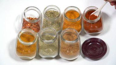 Yemek pişirmek için baharatlar - kimyon, paprika, köri, zerdeçal, biber, biber, tuz, zencefil Afrika Fas mutfağının tipik baharatlarıdır - mutfakta sağlık ve refah - Akdeniz diyeti -