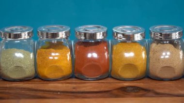 Yemek pişirmek için baharatlar - kimyon, paprika, köri, zerdeçal, biber, biber, tuz, zencefil Afrika Fas Hindistan mutfağının tipik baharatlarıdır - mutfakta sağlık ve refah - Akdeniz diyeti -