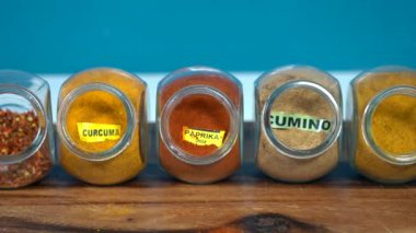 Yemek pişirmek için baharatlar - kimyon, paprika, köri, zerdeçal, biber, biber, tuz, zencefil Afrika Fas Hindistan mutfağının tipik baharatlarıdır - mutfakta sağlık ve refah - Akdeniz diyeti -