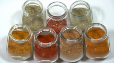 Yemek pişirmek için baharatlar - kimyon, paprika, köri, zerdeçal, biber, biber, tuz, zencefil Afrika Fas Hindistan mutfağının tipik baharatlarıdır - mutfakta sağlık ve refah - Akdeniz diyeti -