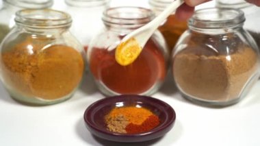 Yemek pişirmek için baharatlar - kimyon, paprika, köri, zerdeçal, biber, biber, tuz, zencefil Afrika Fas Hindistan mutfağının tipik baharatlarıdır - mutfakta sağlık ve refah - Akdeniz diyeti -