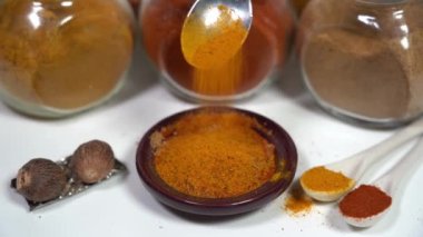 Yemek pişirmek için baharatlar - kimyon, paprika, köri, zerdeçal, biber, biber, tuz, zencefil Afrika Fas Hindistan mutfağının tipik baharatlarıdır - mutfakta sağlık ve refah - Akdeniz diyeti -