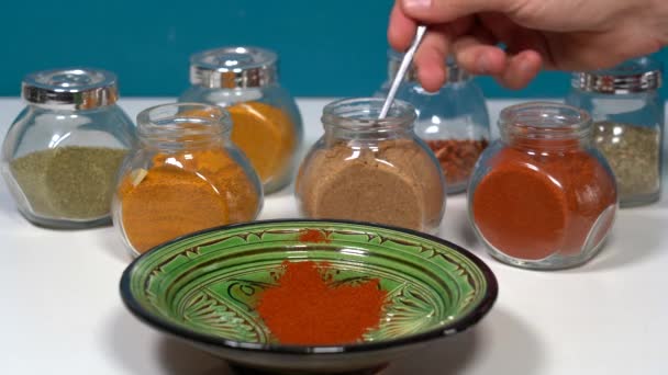 Gewürze Zum Kochen Kreuzkümmel Paprika Curry Kurkuma Chilipfeffer Pfeffer Salz — Stockvideo