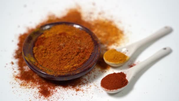 Kryddor För Matlagning Kummin Paprika Curry Gurkmeja Chilipeppar Peppar Salt — Stockvideo