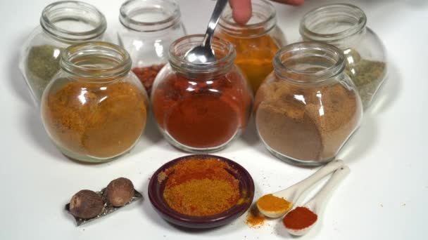Kryddor För Matlagning Kummin Paprika Curry Gurkmeja Chilipeppar Peppar Salt — Stockvideo