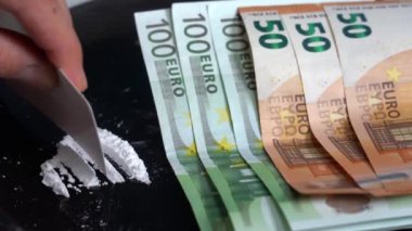 Uyuşturucu madde bağımlılığı ve bağımlılığı ağır yasadışı uyuşturucular - evde tek başına uyuşturucu bağımlısı beyaz toz şeritlerini havaya uçurmak için hazırlar - para ve uyuşturucu kaçakçılığının arkasında yer altı dünyası 