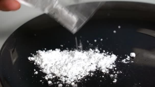 코카인 마약을 취하기 가루를 접시에 가정에서 마약을 사용하는 — 비디오