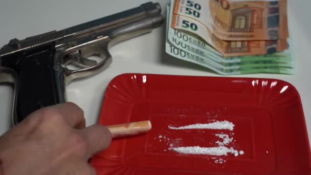 可卡因药物滥用和吸毒成瘾严重的非法药物 只有毒品成瘾者一人在家准备白粉片吹风 和黑社会背后的毒贩子贩卖可卡因 — 图库视频影像