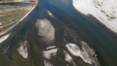 Küresel ısınma ve buzulların azalması nedeniyle su sıkıntısı ve kuraklık nedeniyle Lombardiya Pavia 'da su kıtlığı olan kurumuş nehrin insansız hava aracı görüntüsü - Ticino di Besate