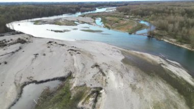 Küresel ısınma ve buzulların azalması nedeniyle su sıkıntısı ve kuraklık nedeniyle Lombardiya Pavia 'da su kıtlığı olan kurumuş nehrin insansız hava aracı görüntüsü - Ticino di Besate
