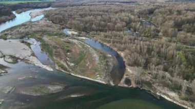 Küresel ısınma ve buzulların azalması nedeniyle su sıkıntısı ve kuraklık nedeniyle Lombardiya Pavia 'da su kıtlığı olan kurumuş nehrin insansız hava aracı görüntüsü - Ticino di Besate