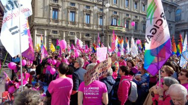 Avrupa, İtalya, Milano 2023 LGBT gökkuşağı ailelerinin eşcinsel çiftlerin tanınması - cinsiyet hakları ve eşitlik - yeni yasayı sıkılaştırmak için ellerinde kalemle gezen insanları desteklemesini protesto etti 