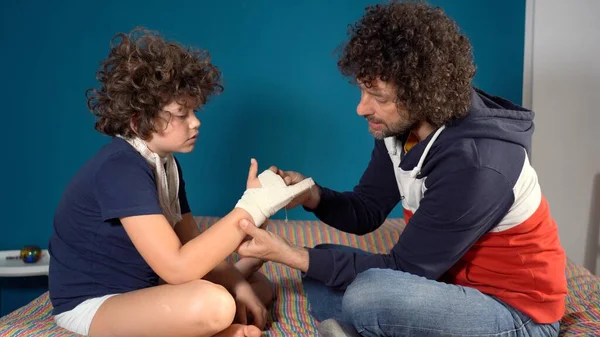 Junge Kind Jahre Alt Kind Bricht Sich Finger Der Rechten — Stockfoto