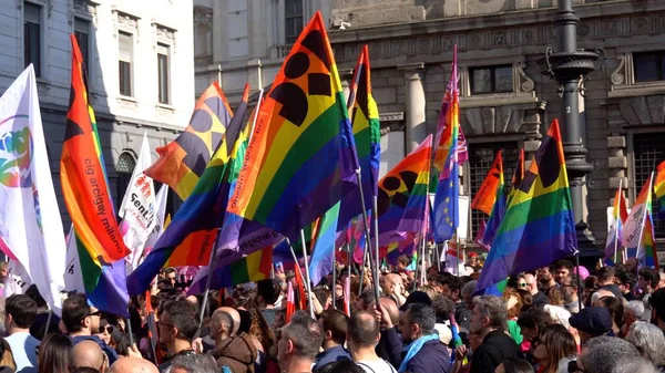 意大利 米兰2023抗议男女同性恋 双性恋和变性者彩虹家庭联合起来 支持孩子们承认同性恋夫妇 性别权利和平等 手中拿着笔的人制定新的法律 — 图库照片