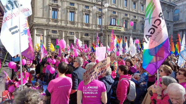 Европа, Италия, Милан 2023 митинг протеста ЛГБТ-радужные семьи в поддержку признания детьми гомосексуальных пар - гендерные права и равенство - люди с ручкой в руках, чтобы утвердить новый закон 
