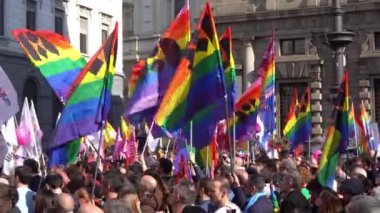 Avrupa, İtalya, Milano 2023 LGBT gökkuşağı ailelerinin eşcinsel çiftlerin tanınması - cinsiyet hakları ve eşitlik - yeni yasayı sıkılaştırmak için ellerinde kalemle gezen insanları desteklemesini protesto etti 